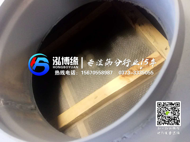 如何確定篩網的材質和結構以適應物料的特性？